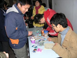 20081223bet365手机版下载举行"与美同行"学生义卖活动