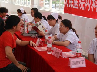 20120910人民医院为bet365手机版下载教师开展义诊活动