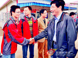 20081113bet365手机版下载四川支教教师杨洋等接受市长毛小平慰问