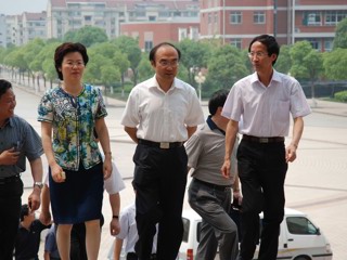 20090606市、区领导到校视察高考考点