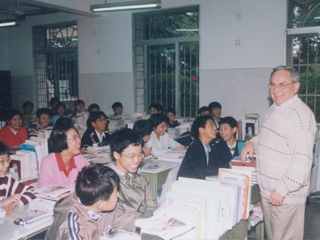 1998年欧洲天才教育中心主席给bet365手机版下载学生上课