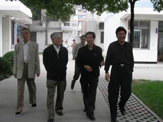 2003年10月中国教育学会顾明远会长来bet365手机版下载访问