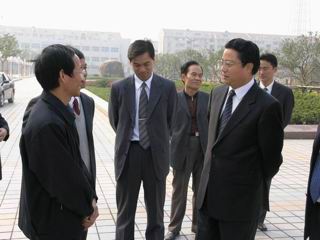 20041124新任无锡市委书记杨卫泽视察bet365手机版下载