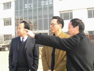 20041211江苏省人大常委副主任洪锦昕参观bet365手机版下载