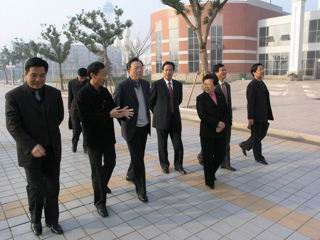 江苏省教育厅副厅长周稽裘莅临bet365手机版下载东亭校区参观指导