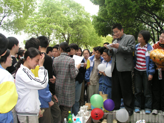 “登月舱”着陆实验比赛报名现场