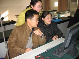 20091206bet365手机版下载物理老师进行数字化实验室使用培训