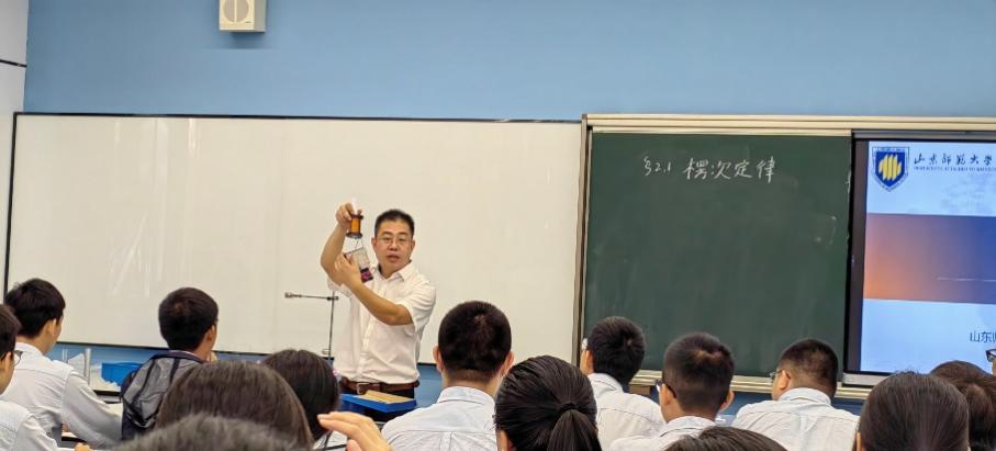 一群人正在听演讲

描述已自动生成