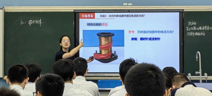 人们在看台上的人在讲话

中度可信度描述已自动生成