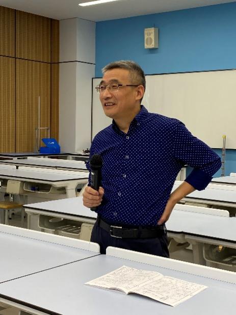 男人站在桌子边

中度可信度描述已自动生成